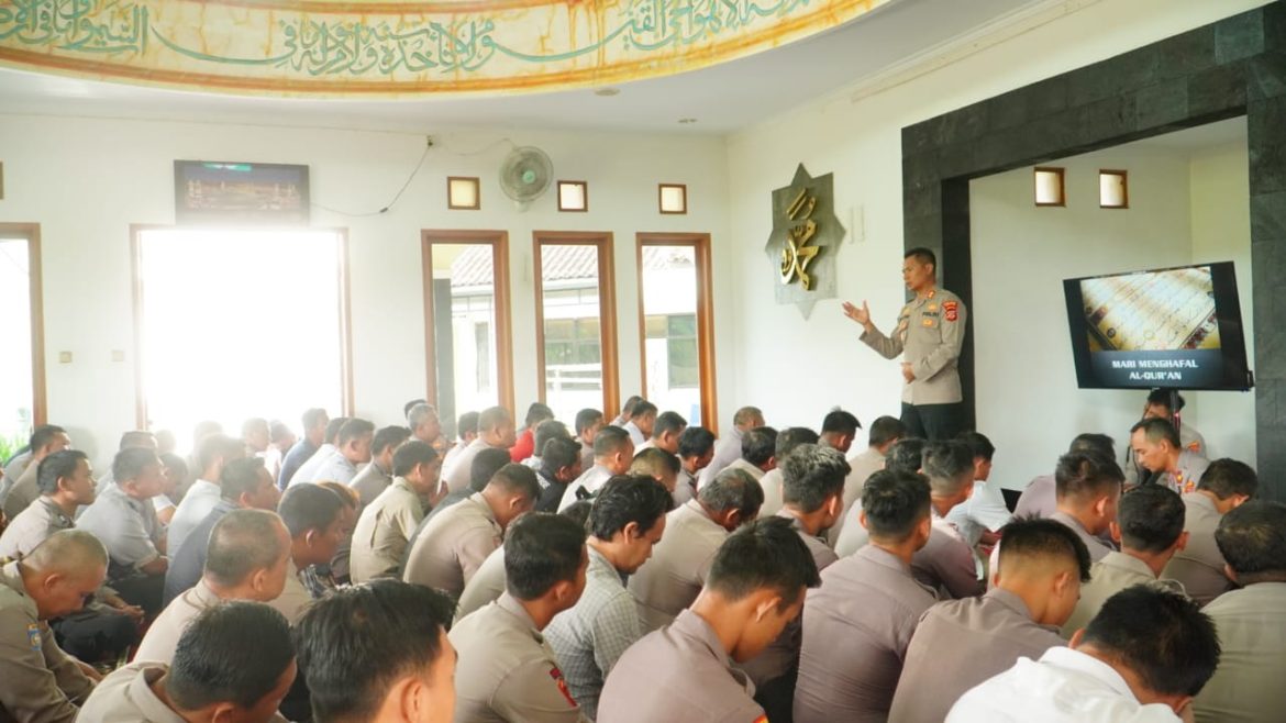 Hari Ini Seluruh Personel Polres Banjar Belajar Mengaji dan Menghafal Al-Qur’an di Masjid At-Taubah Polres Banjar