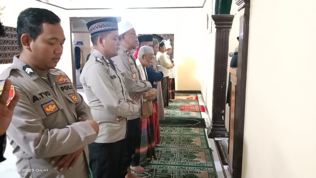 Salat Subuh Keliling Polsek Cicurug Polres Sukabumi.