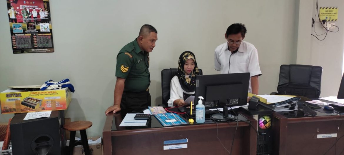 Jaga Sinergitas Di Wilayah, Babinsa Koramil Srengat Gelar Kegiatan Komsos Dengan Aparat Desa