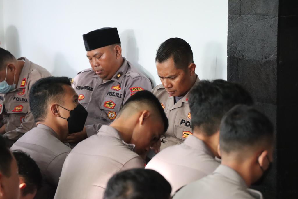 Hari Kedua Kabag Ops Pimpin Belajar Mengaji dan Menghafal Al-Qur’an di Masjid At-Taubah Polres Banjar