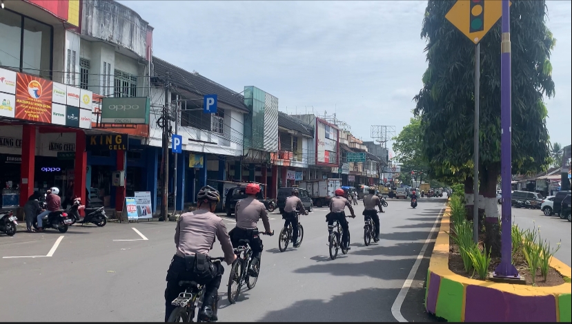 Satuan Samapta Polres Ciamis Secara Humanis Patroli Bersepeda Sampaikan Imbauan Kamtibmas