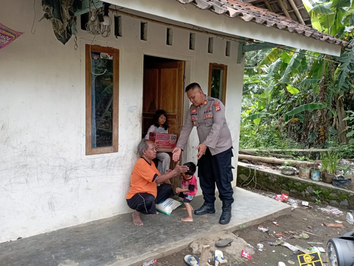 Polri Peduli, Polsek Pamarican Polres Ciamis Berikan Bantuan ke Warga Penyandang Disabilitas