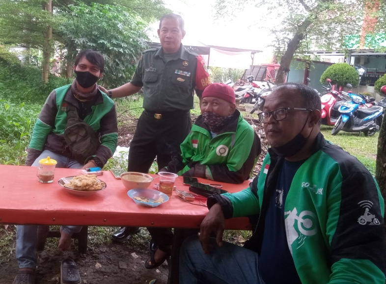 Babinsa Melaksanakan Komsos Bersama Pengendara Ojol Depok