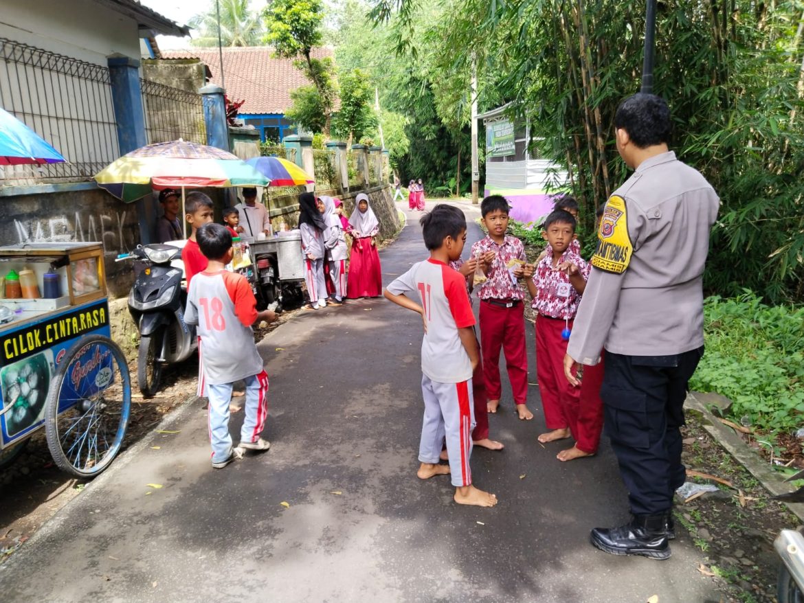 Polsek Ciamis Polres Ciamis Sambang ke Sekolah Lakukan Koordinasi Terkait Jajanan Anak