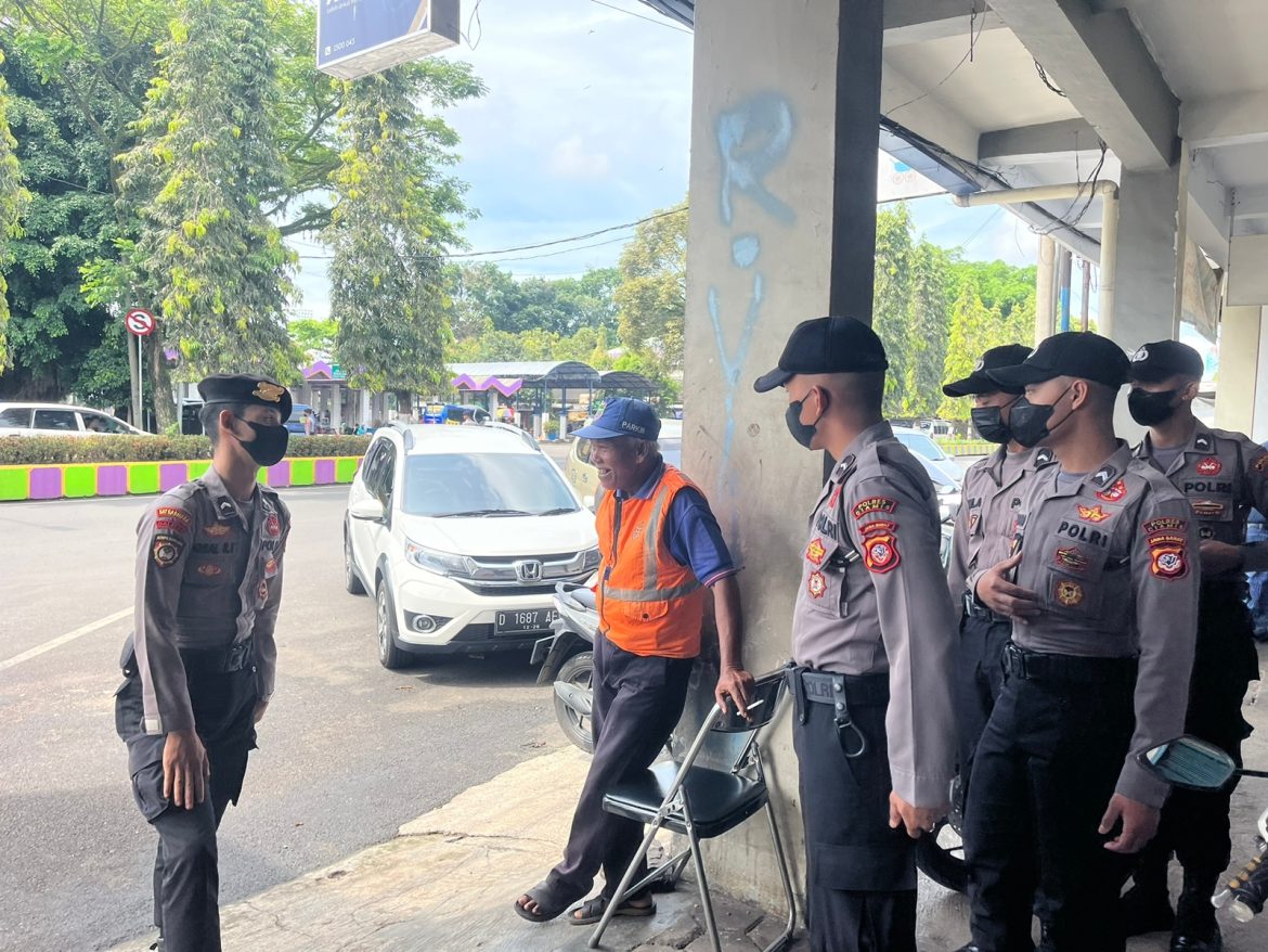 Berikan Rasa Aman, Satuan Samapta Polres Ciamis Patroli Jalan Kaki di Terminal
