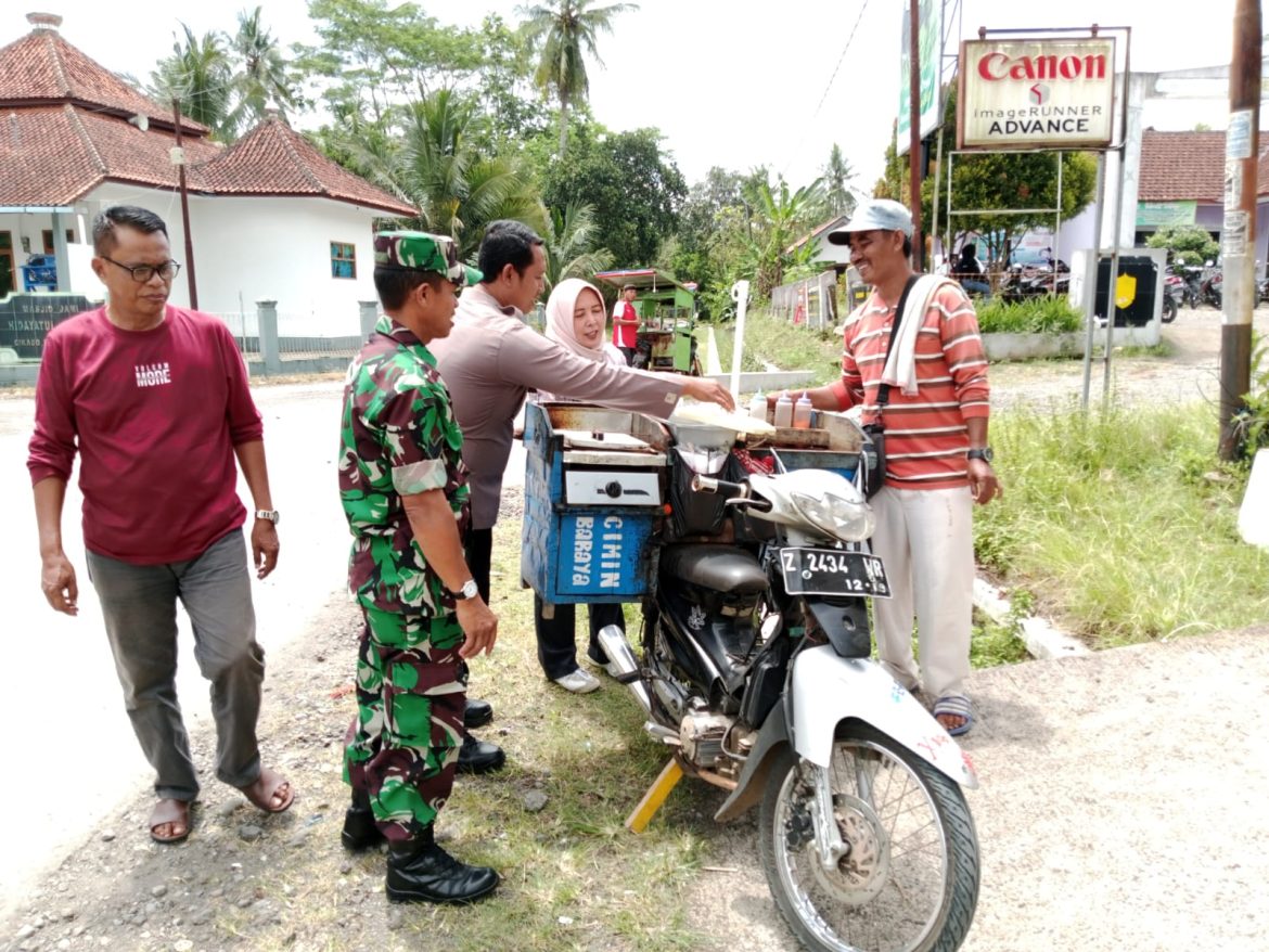 Cipta Kondisi, Polsek Banjarsari Polres Ciamis Sampaikan Himbauan Kamtibmas ke Warga di Pasar