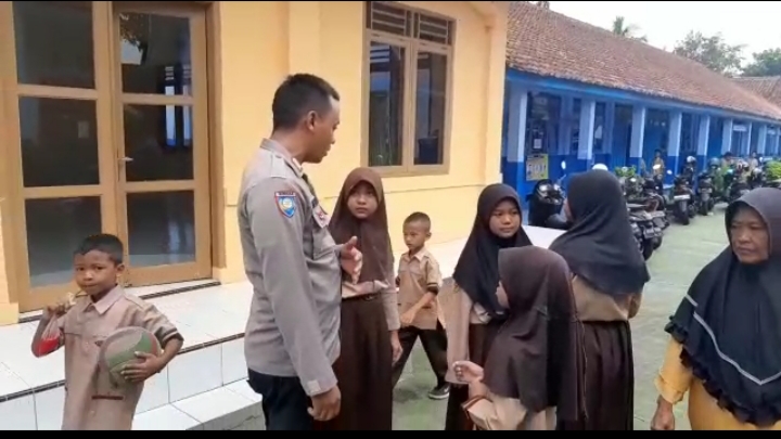 Polsek Cijeungjing ke Sekolah Imbau Guru dan Pedagang Tentang Bahaya Penggunaan Nitrogen Pada Makanan