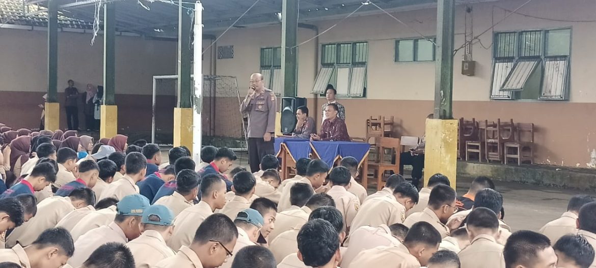 Sat.Binmas Berikan Motivasi kepada siswa/i SMKN 2 Banjar