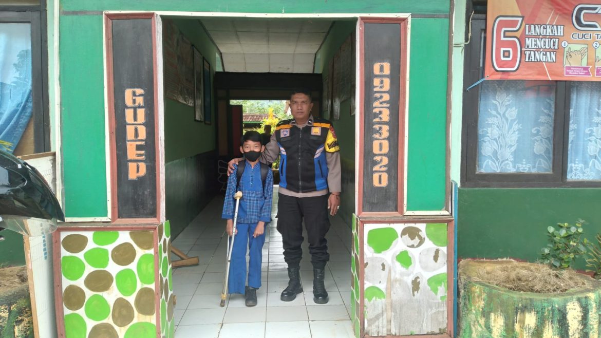 Bhabinkamtibmas Desa Tegalega Kecamatan Lengkong Kabupaten Sukabumi Aipda Diding Sukendar, SH Giat Melaksanakan Antar Anak Sekolah