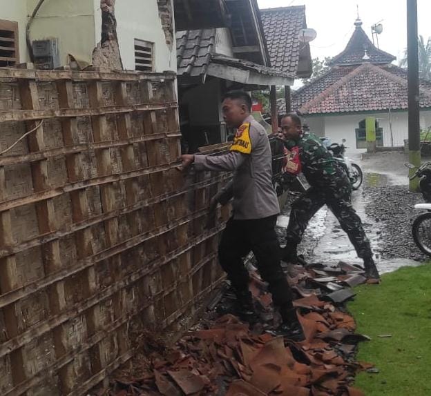 Hujan Deras dan Angin, Anggota Polsek Lakbok Datangi dan Bantu Warga Evakuasi Material Atap Rumah Rusak