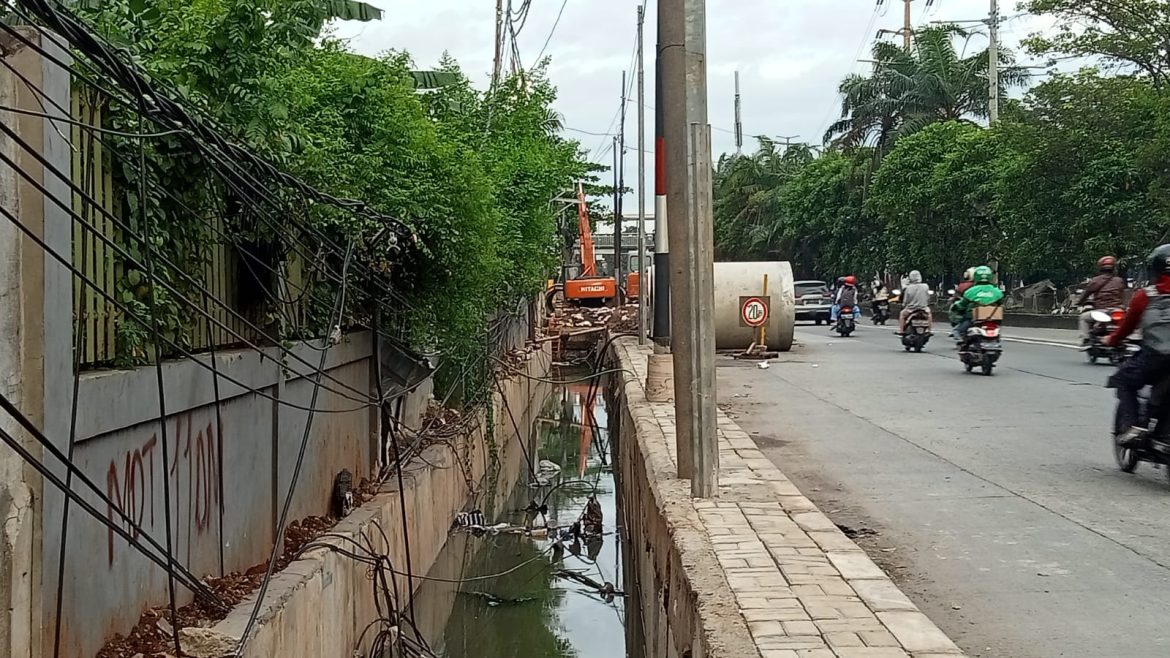 Genangan Air Yang Terjadi di Jl. Pakuwon Cengkareng Timur, Jakarta Barat Bukan di karenakan Oleh Adanya Bangunan Kios