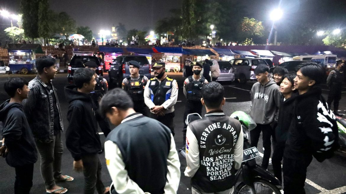 Humanis, Polres Ciamis Patroli Jalan Kaki Sampaikan Himbauan Kamtibmas