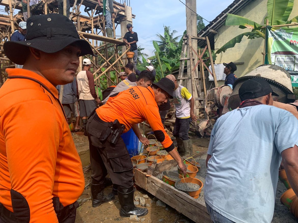 Personel Polsek Langensari Bersama Dalmas Samapta Polres Banjar Gelar Karya Bakti Pengecoran Gedung MWC NU