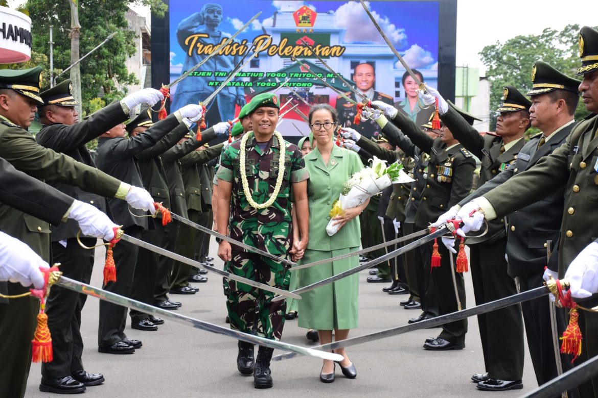 Warga KODIKLATAD Sambut Komandan KODIKLATAD Baru dan Melepas Letjen TNI Ignatius Yogo Triono