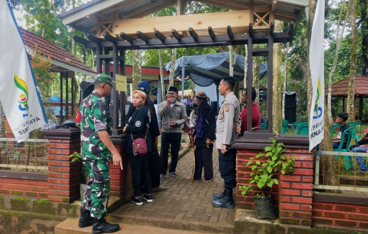 Pastikan ‘Nyalin’ Situs Samida Aman dan Kondusif, Personel Polsek Rajadesa Bersama Babinsa Pantau Jalannya Kegiatan