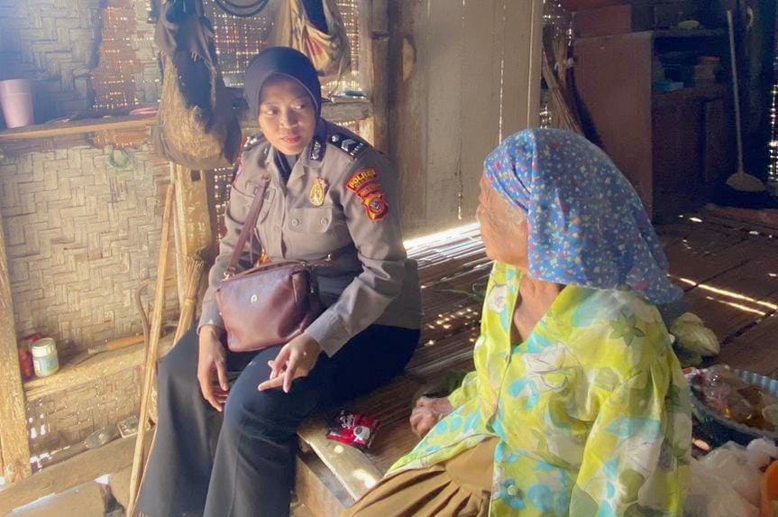 Polres Ciamis Polda Jabar: Silaturahmi Kamtibmas, Personel Polwan Polsek Ciamis Bersama Babinsa Sambangi Warga