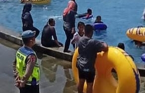Cipta Kondisi, Anggota Polsek Cipaku Amankan Obyek Wisata Waterbom Tirta Sumber Jaya