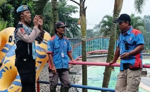 Cipta Kondisi, Anggota Polsek Cipaku Amankan Obwis Waterbom Tirta Sumber Jaya