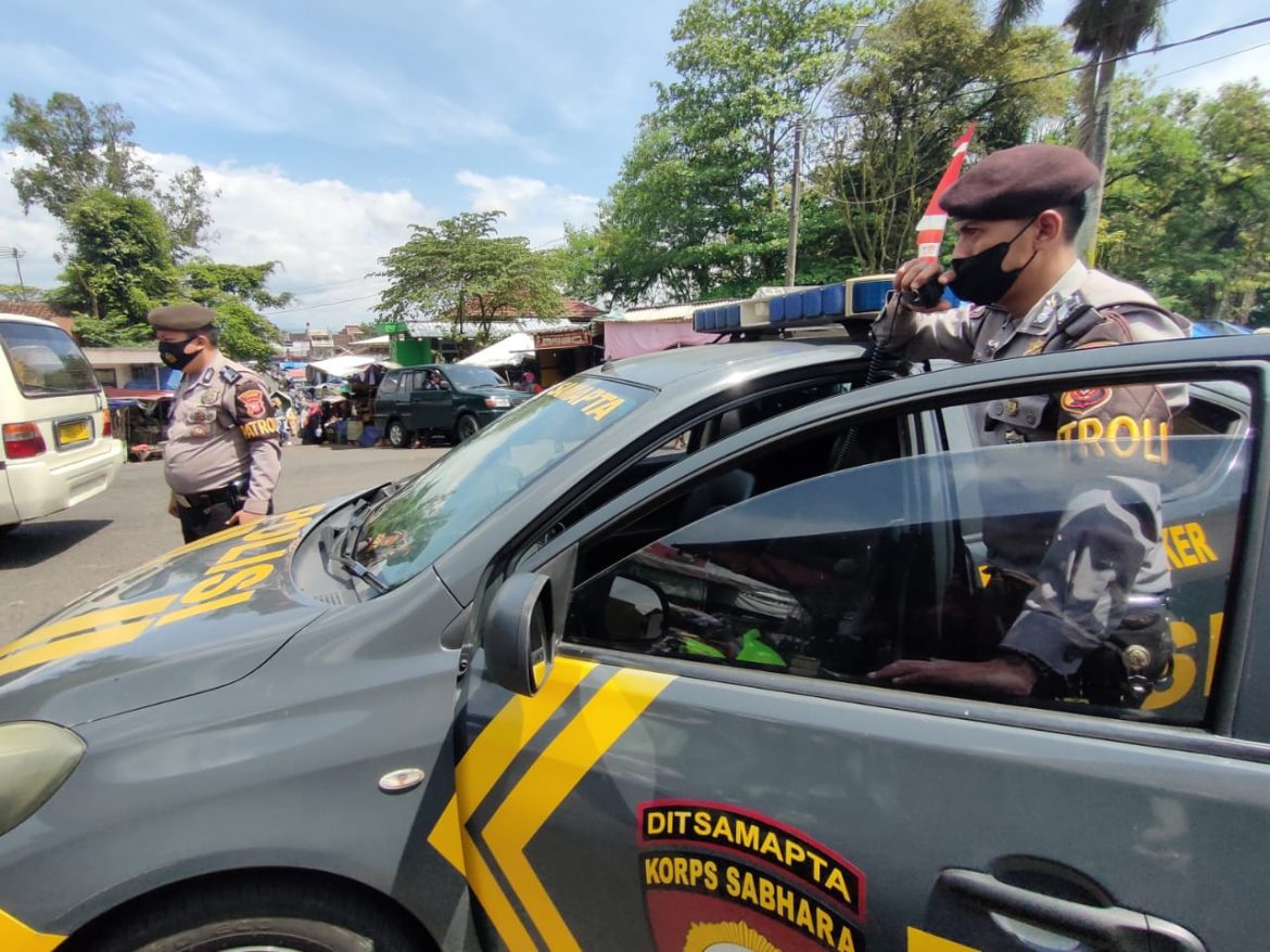 Cegah Kriminalitas, Satuan Samapta Berikan Himbauan Kamtibmas ke Warg di Pasar Manis Ciamis
