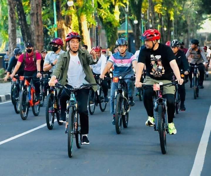 Sambil Bersepeda, Presiden Jokowi Cek Penataan Kota Medan