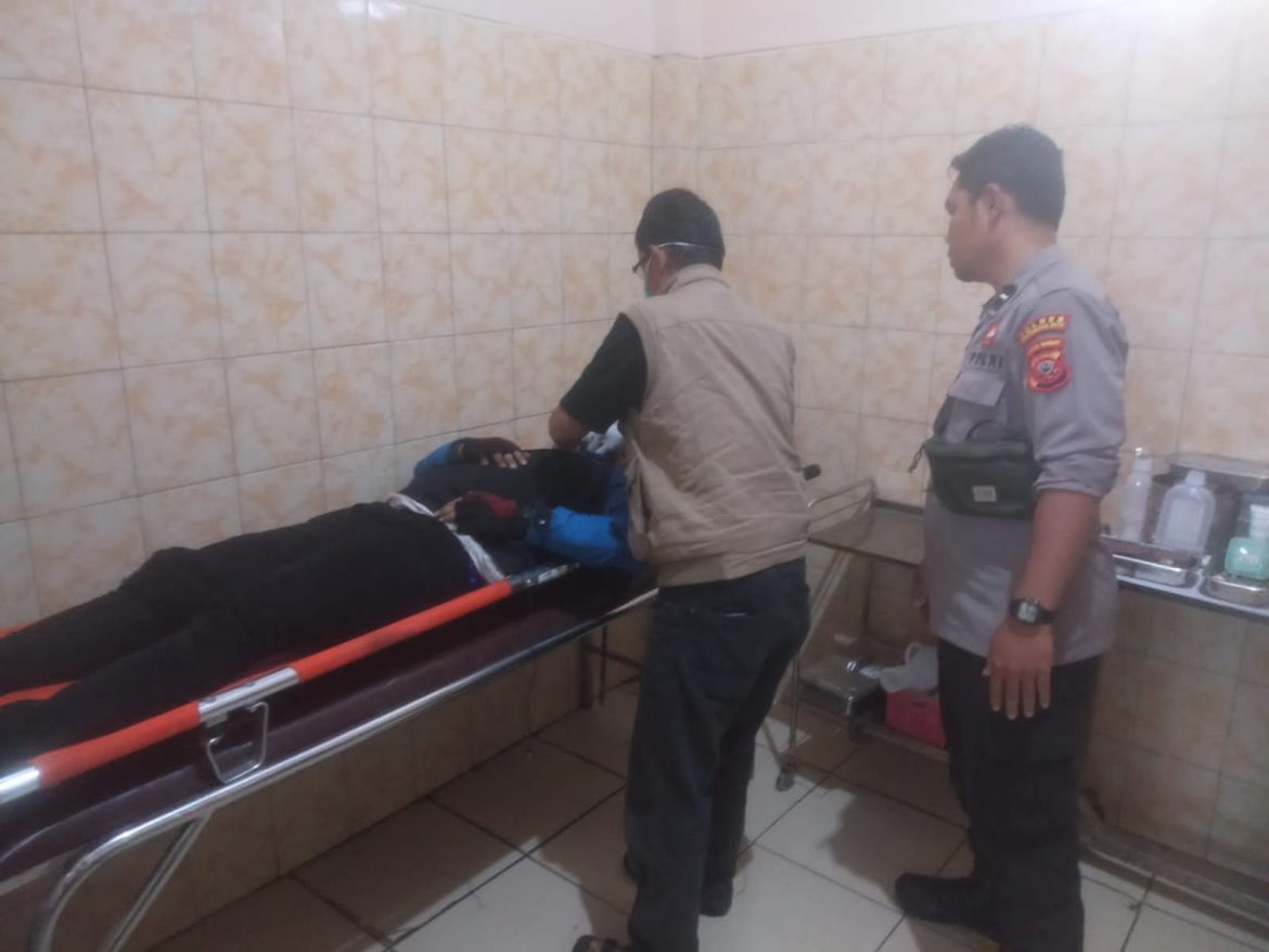 Polisi Bantu Evakuasi Korban Kecelakaan Lalu Lintas Pengendara Sepeda Motor Tabrak Truk