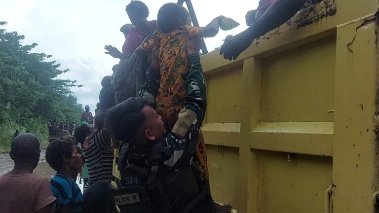 Sebanyak 167 Orang Masyarakat Paro Kembali Dievakuasi Oleh Satgas Yonif Raider 514/SY