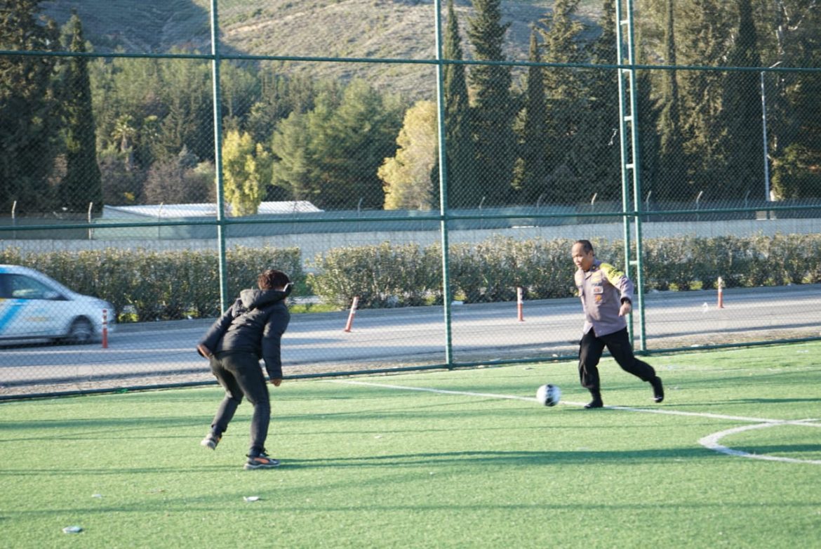 Polri Bantu Pulihkan Trauma Korban Gempa Turki, Ajak Anak-anak Bermain Bola