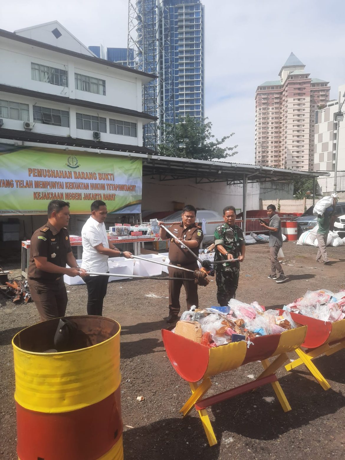 Dandim 0503/JB Diwakili Pasi Intel Kodim Mayor Inf. Misin, MD Hadiri Giat Pemusnahan Barang Bukti Oleh Kejaksaan Negeri Jakbar