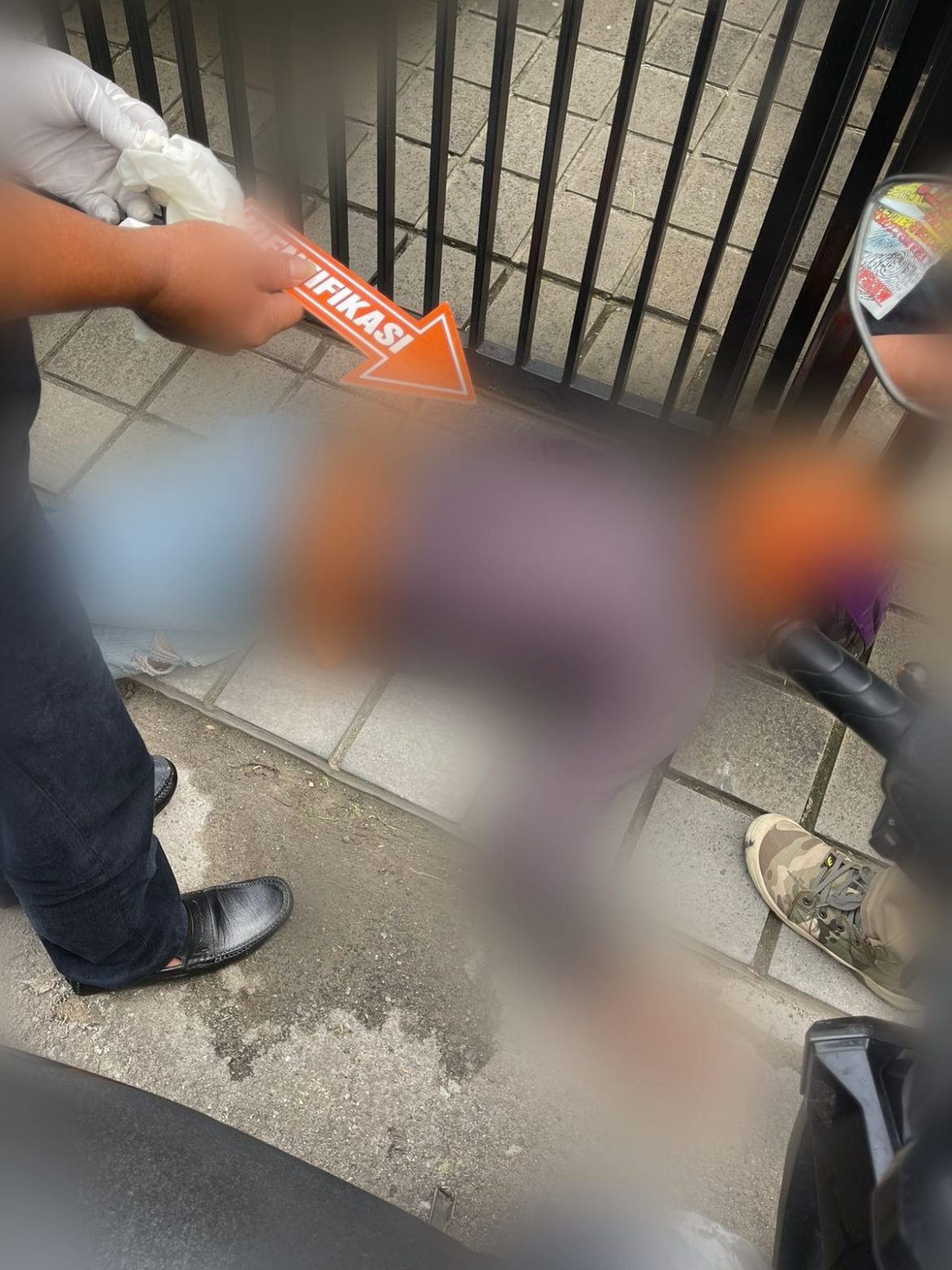 Driver Online Kurir Expedisi Ditemukan Meninggal Dunia Di Jl Intercon Taman Kebun Jeruk Jakarta Barat