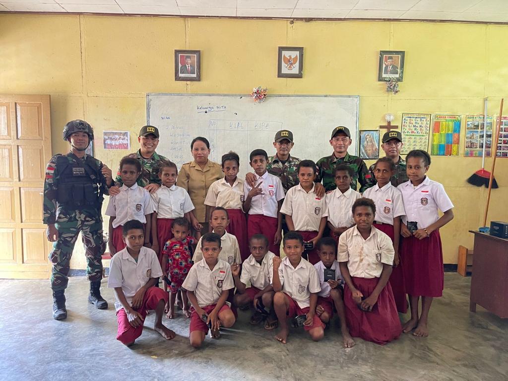 Cerdaskan Kehidupan Anak Bangsa, Satgas Pamtas RI-PNG Yonif 511/DY Mengajar Di Tanah Papua