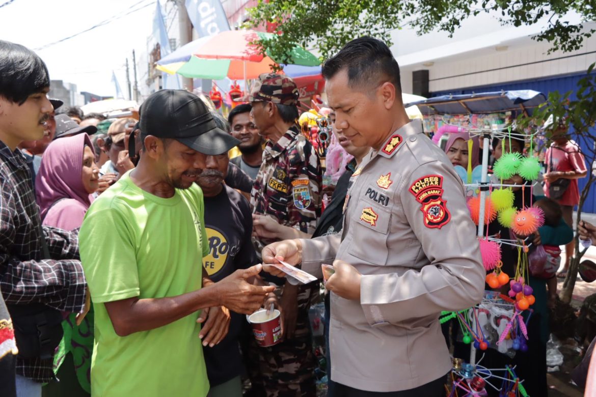 Di Sela-sela Acara Helaran Seni Hari Jadi Kota Banjar Ke-20, Kapolres Banjar Berbagi Rezeki Dengan Masyarakat