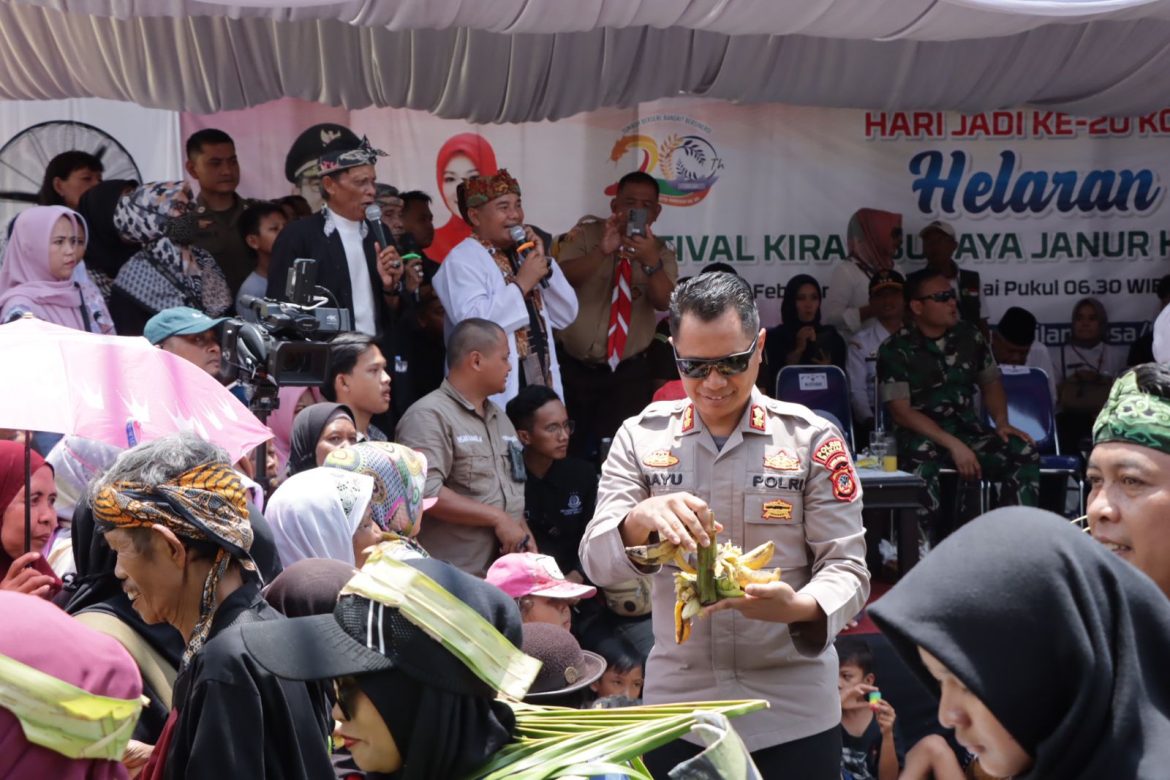 Pada Acara Helaran Seni Kota Banjar, Kapolres Banjar Bagikan Makanan Ringan dan Minuman