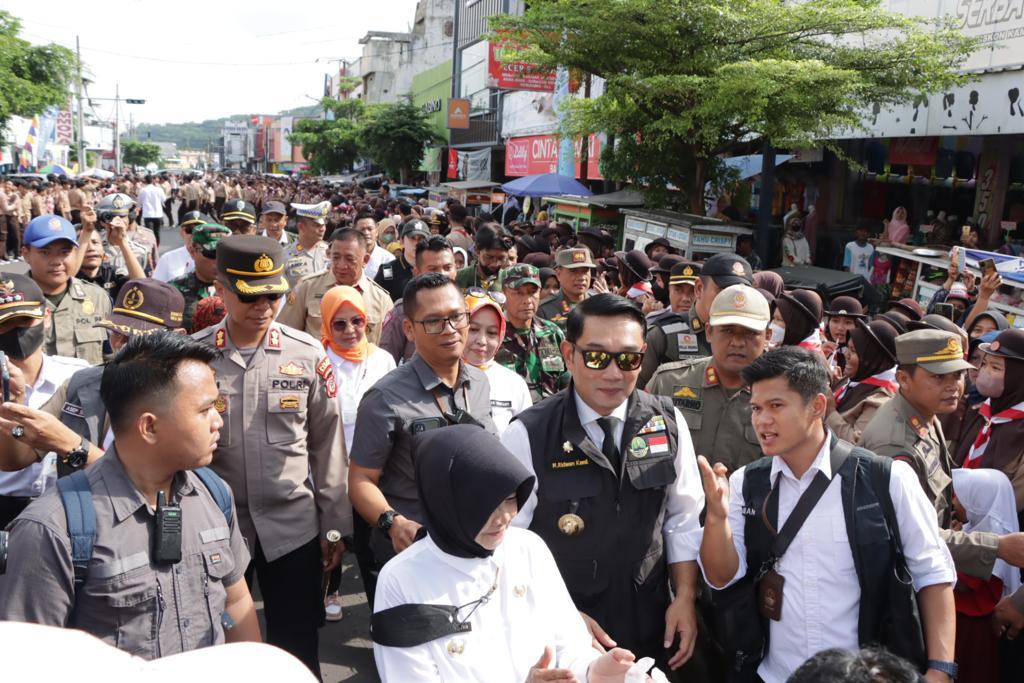 Kapolres Banjar Dampingi Gubernur Jawa Barat dalam Acara Helaran Seni dalam Rangka Hari Jadi Kota Banjar Ke-20