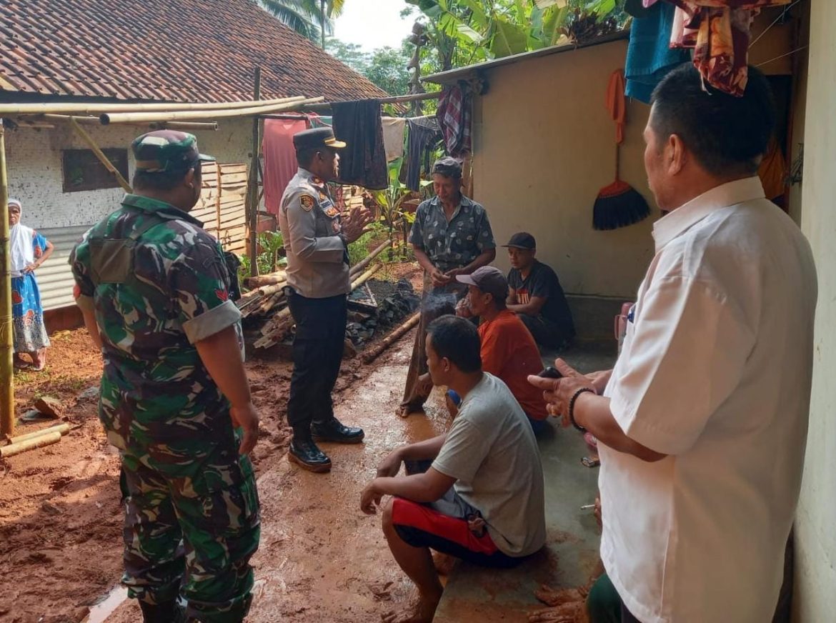 Peduli Korban Bencana Alam, Kapolsek Ciamis Datangi Korban Bencana Tanah Longsor