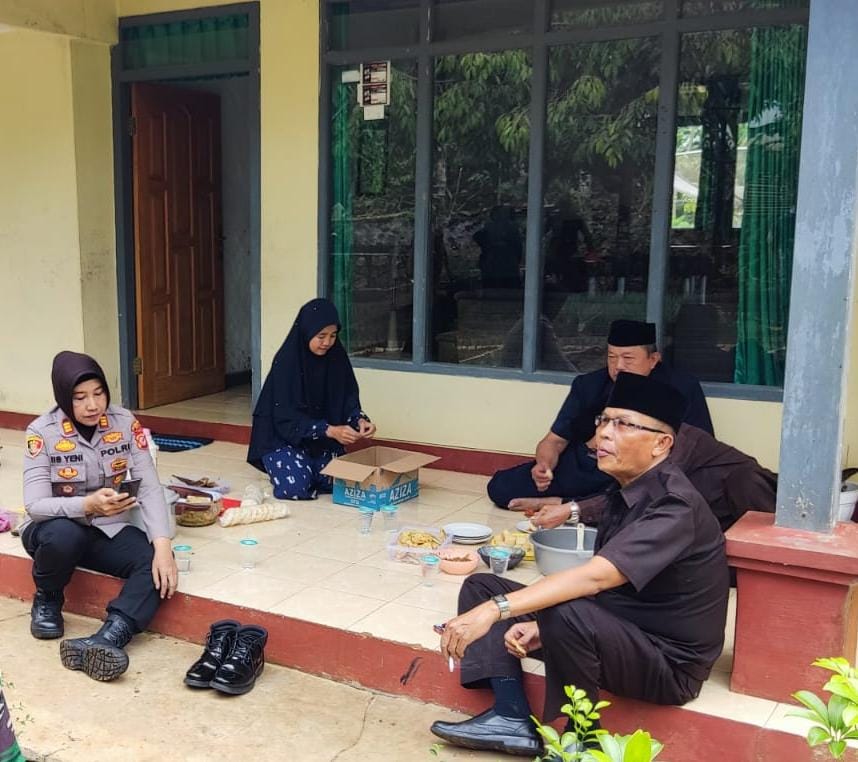Perkuat Sinergitas, Polsek Rajadesa Kerja Bakti Bersama Warga dan Forkopimcam