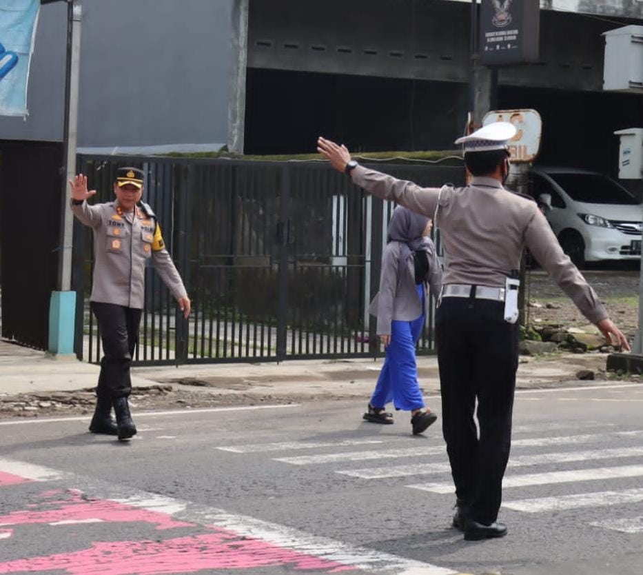 Strong Point, Kapolres Ciamis Terjun Langsung Bantu Anak Sekolah Menyebrang Jalan