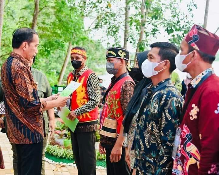 Serahkan SK Hutan Sosial dan TORA, Presiden Jokowi: Manfaatkan untuk Kesejahteraan