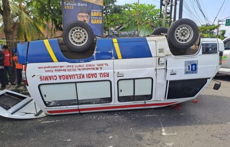 Satuan Lalu Lintas Polres Ciamis Tangani Kejadian Laka Lantas di Simpang Tonjong
