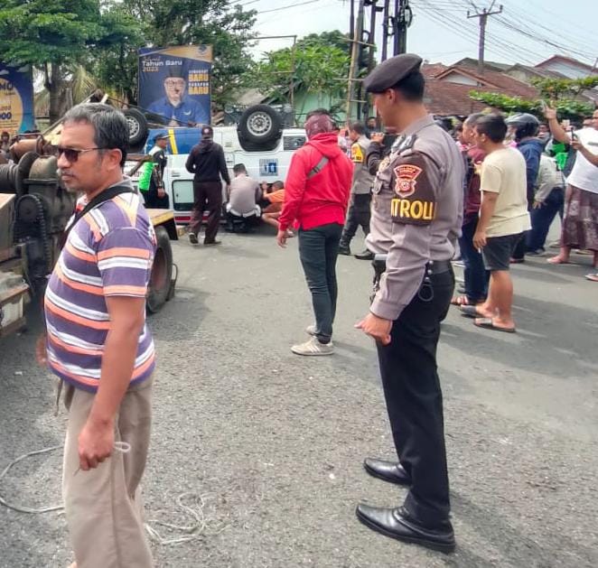Satuan Samapta Polres Ciamis Bantu Evakuasi Laka Lantas di Tonjong