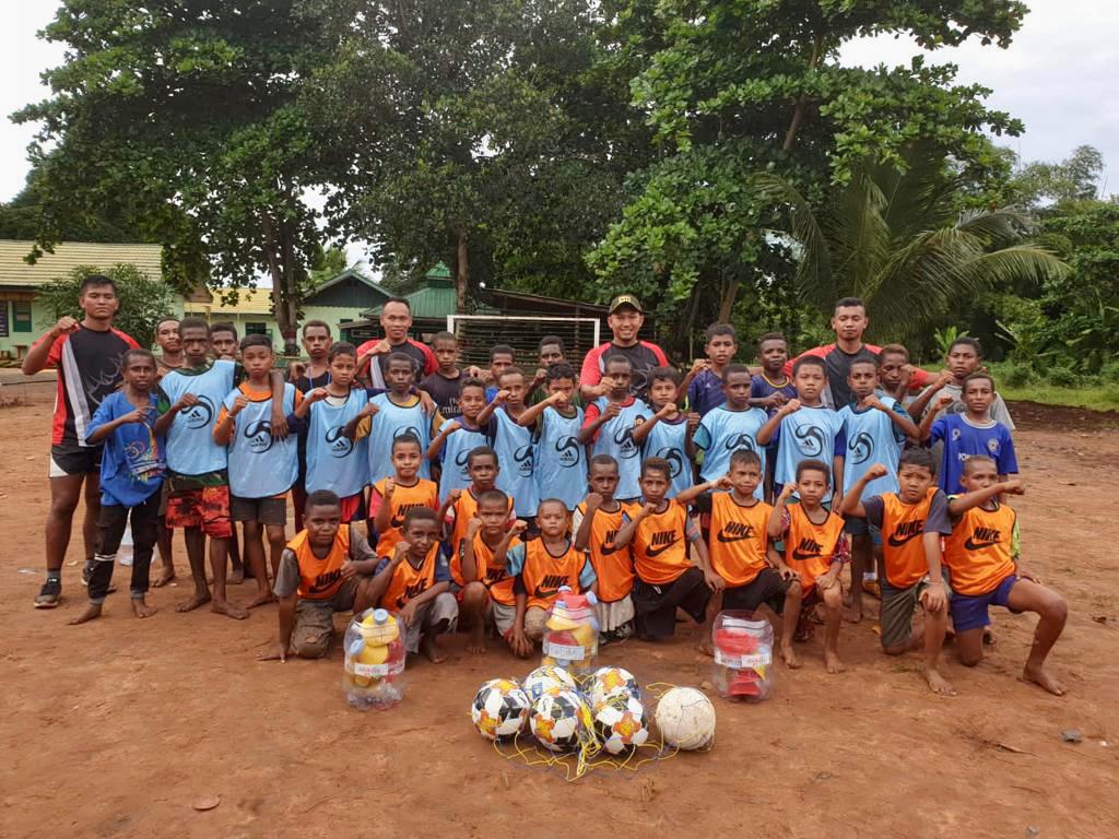 Cetak Regenerasi Sepak Bola Nasional, Satgas Yonif 511/DY Asah Kemampuan Anak-Anak Papua Bermain Bola