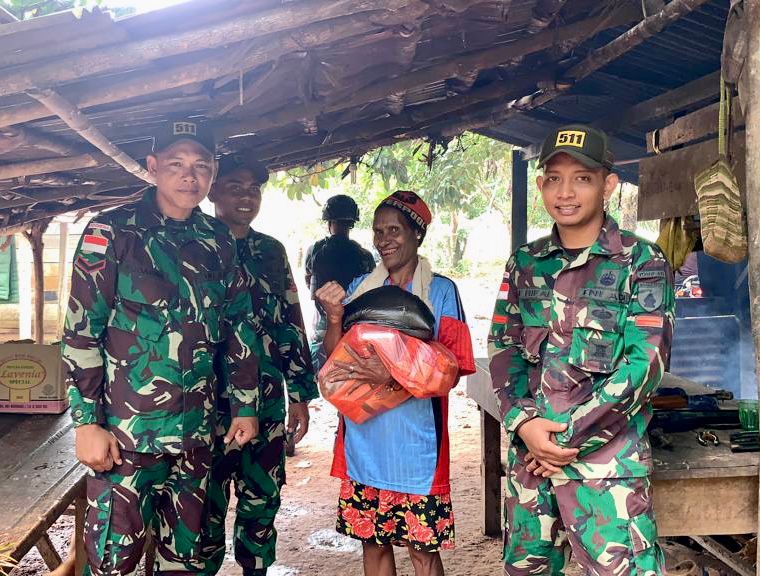 Keceriaan Jum’at Berkah, Satgas Yonif 511/DY Membagikan Sembako Kepada Warga Di Perbatasan RI-PNG