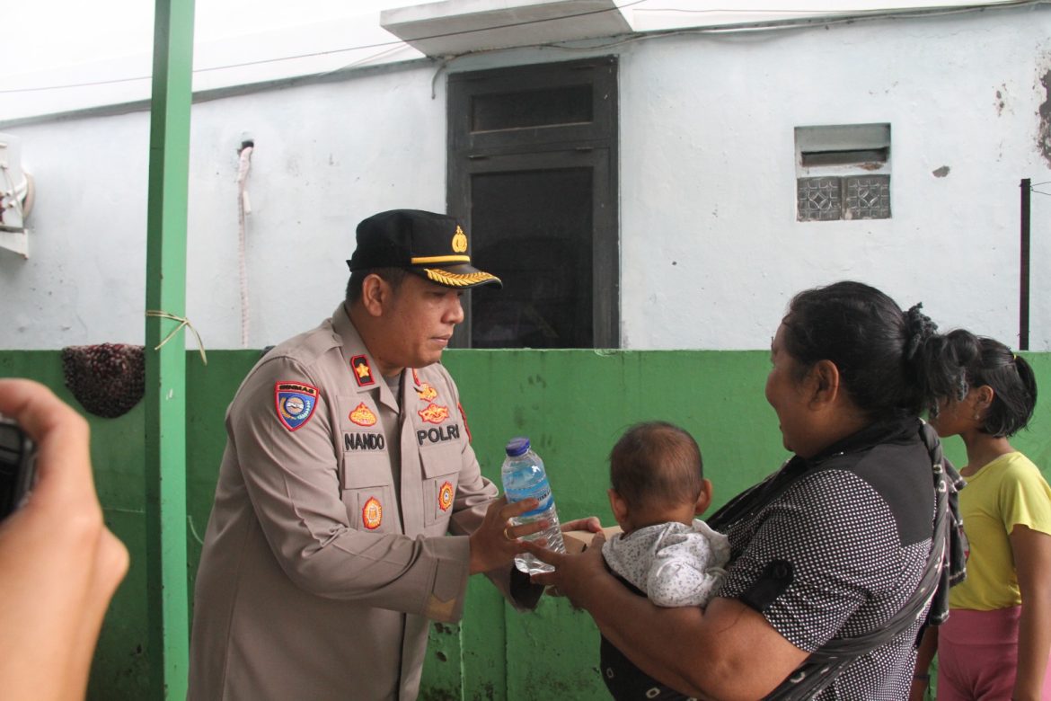 Polres Metro Jakarta Barat Melaksanakan Program peduli Dan Berbagi