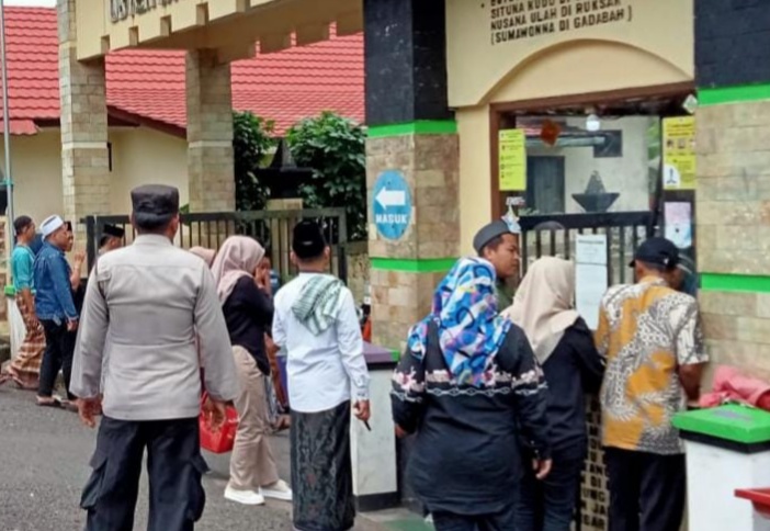 Hadirnya Personel Polsek Panjalu Dalam Rangka Memberikan Rasa Aman Kepada Masyarakat Saat Berwisata Religi