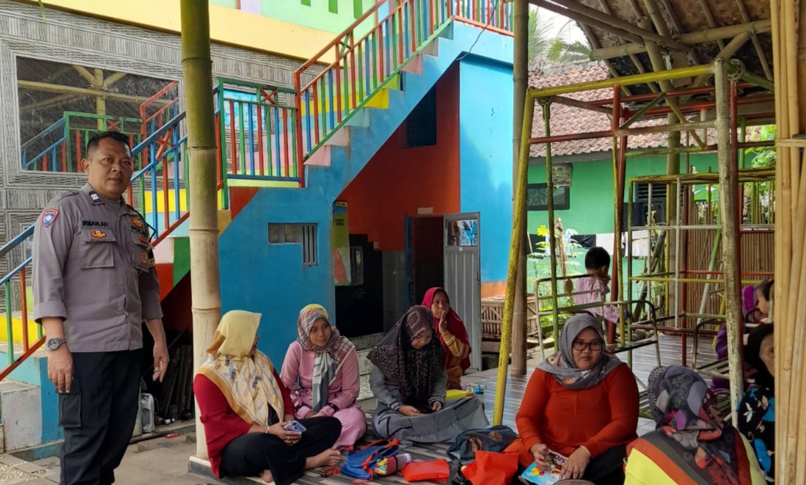 Pastikan Wilayah Aman dan Kondusif Personel Polsek Cimaragas Sambangi  Masyarakat