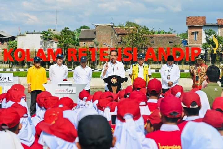 Tiba di Kolam Retensi Andir, Presiden Disuguhi Kesenian Dodombaan