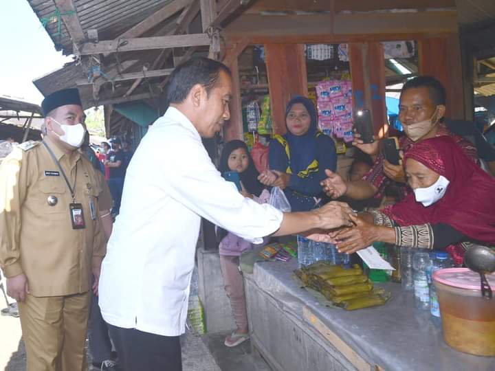 Saat Presiden Beli Cabai di Pasar Mendenrejo