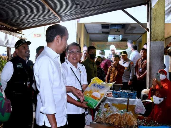 Kunjungi Pasar Beran, Presiden Cek Harga Kebutuhan Pokok