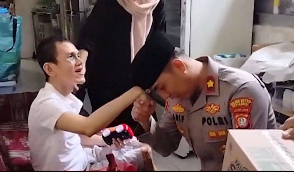 Kapolsek Metro Setiabudi Tunjukan Sikap Rendah Hati ke Warga Penyandang Disabilitas