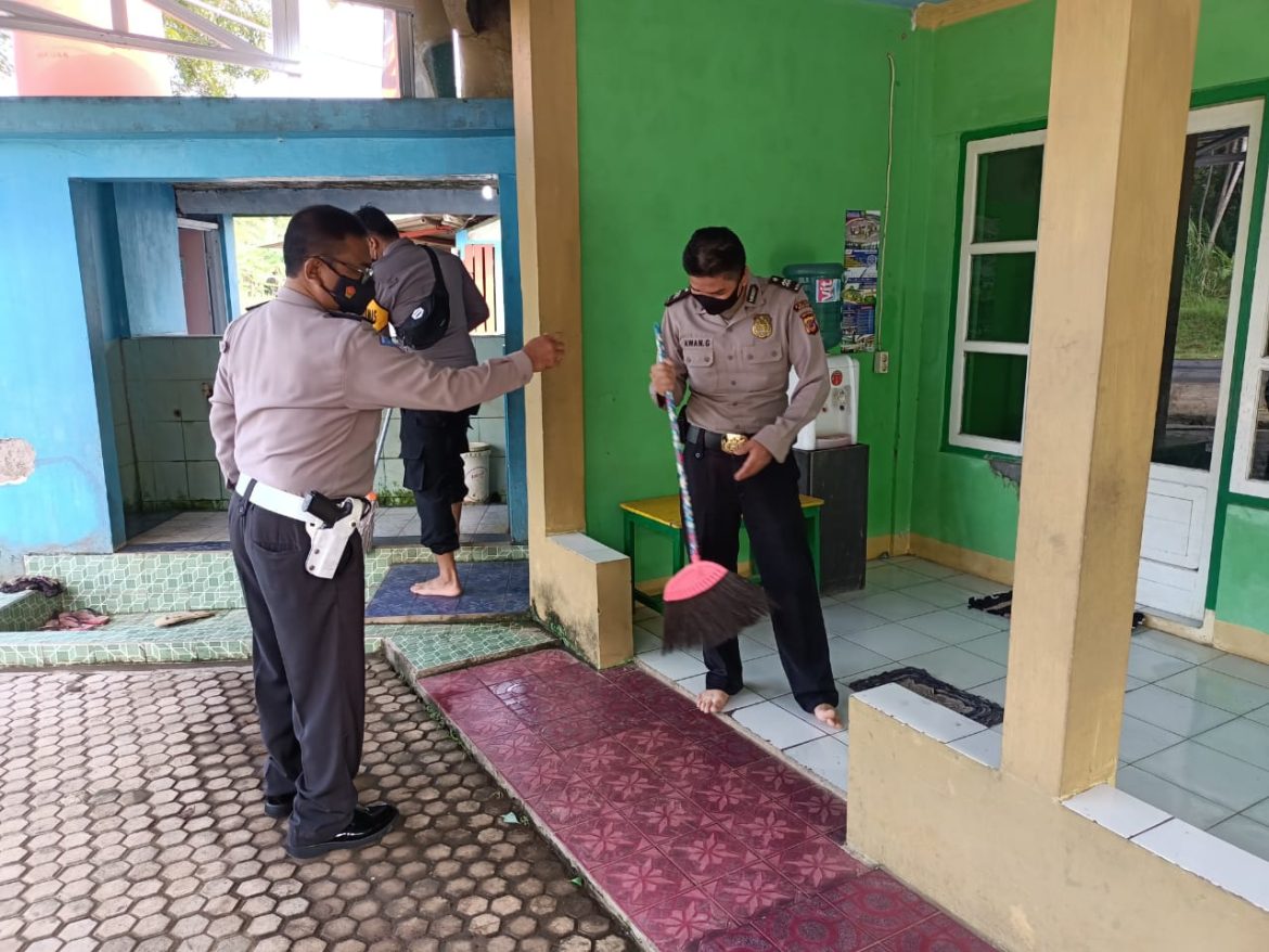 Bersama Masyarakat, Polsek Langensari Banjar Membersihkan Masjid Menjelang Bulan Ramadhan