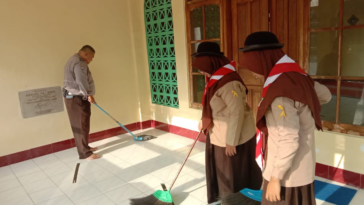 Polsek Banjar bersama Saka Bhayangkara Kerja Bakti Bersihkan Masjid Al-Amin